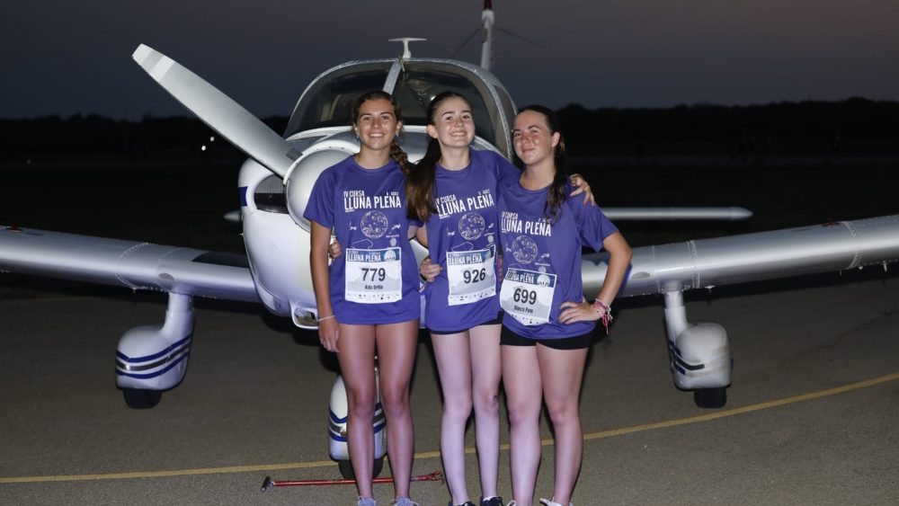 Participantes posando entre las avionetas del aeroclub de Maó.