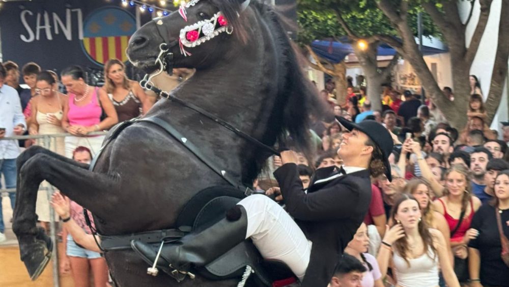 Multitud en la plaza haciendo botar a los caballos (Foto: Tolo Mercadal)