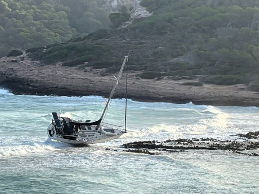 Velero embarrancado.