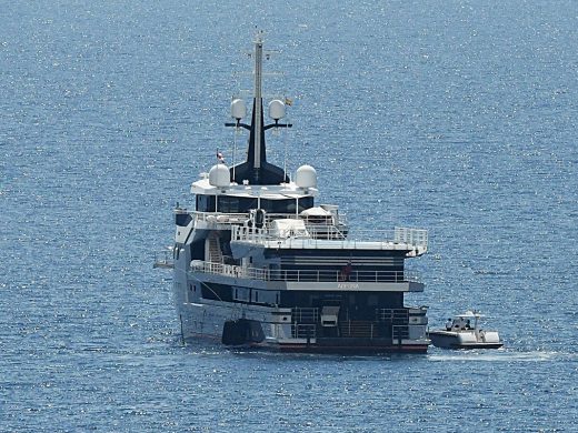 Jeff Bezos, fundador de Amazon, llega a Menorca y se embarca en el espectacular velero “Koru”