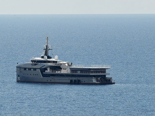 Jeff Bezos, fundador de Amazon, llega a Menorca y se embarca en el espectacular velero “Koru”