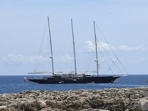 Jeff Bezos, fundador de Amazon, llega a Menorca y se embarca en el espectacular velero “Koru”