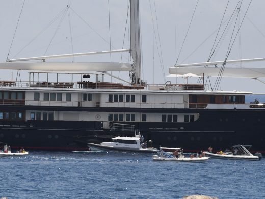 Jeff Bezos, fundador de Amazon, llega a Menorca y se embarca en el espectacular velero “Koru”