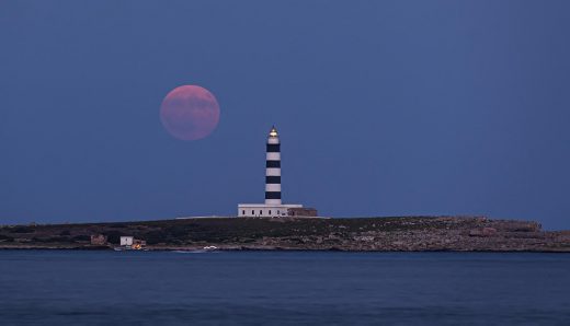 Una Superluna acompaña al faro de la Isla del Aire.