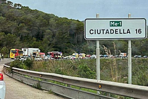 Colisión en la carretera general de Menorca: una mujer fallecida y tres heridos graves.