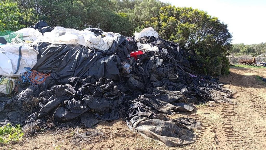 Los plásticos agrícolas se amontonan en explotaciones menorquinas.