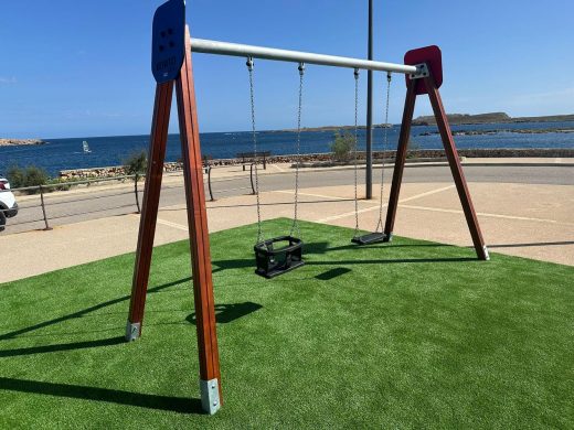 (Fotos) Es Mercadal renueva el parque infantil de Addaia tras las peticiones vecinales