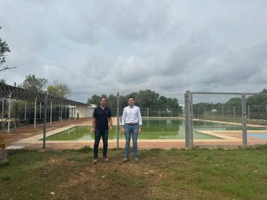 Joan Torres y Rafel Quintana, junto a la piscina.