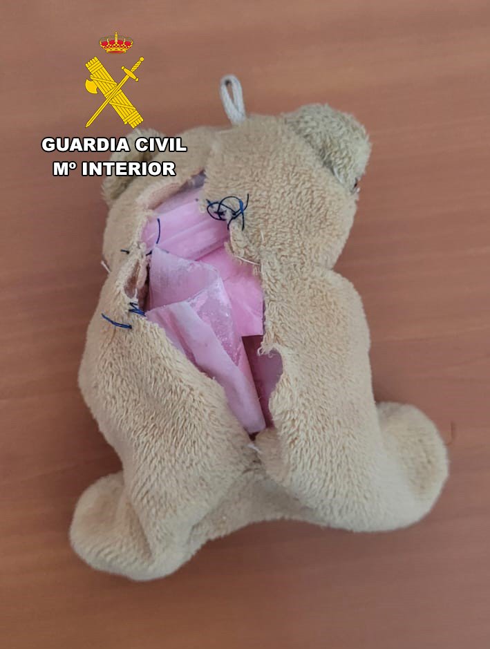 Parte de la droga estaba escondida en un osito de peluche.