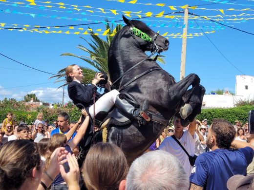 (Fotos) La lluvia concede una tregua y Cala’n Porter disfruta de sus fiestas