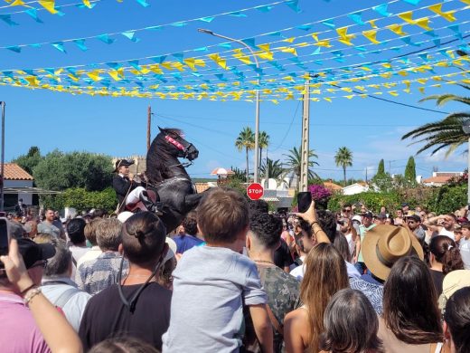 (Fotos) La lluvia concede una tregua y Cala’n Porter disfruta de sus fiestas