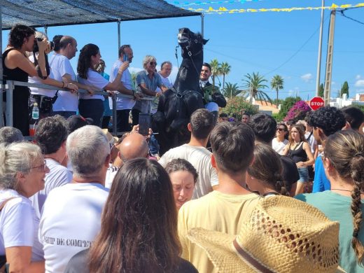 (Fotos) La lluvia concede una tregua y Cala’n Porter disfruta de sus fiestas