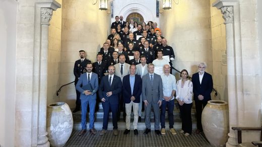 Foto de familia tras la entrega de las cruces.