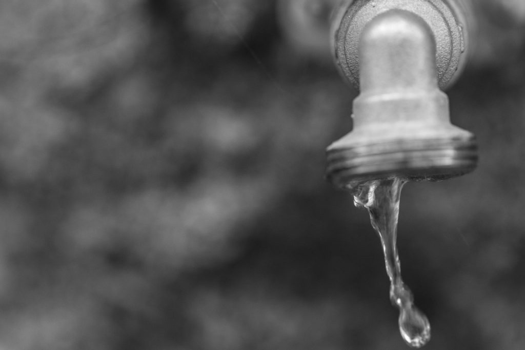 Agua de una tubería.