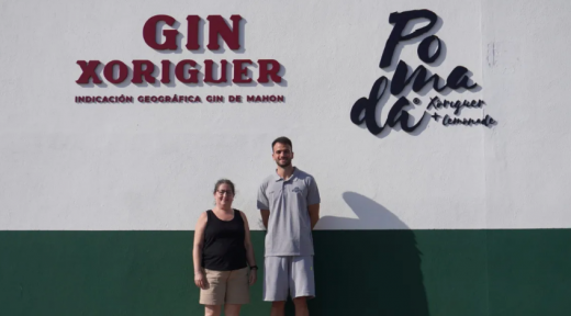 Isabel Sánchez y Pol Figueras, en las Destilerías Xoriguer.