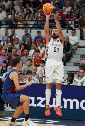 Triple de Llull en una acción del partido.