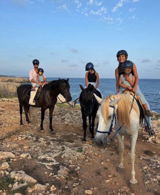 Bisbal con su familia en Menorca.