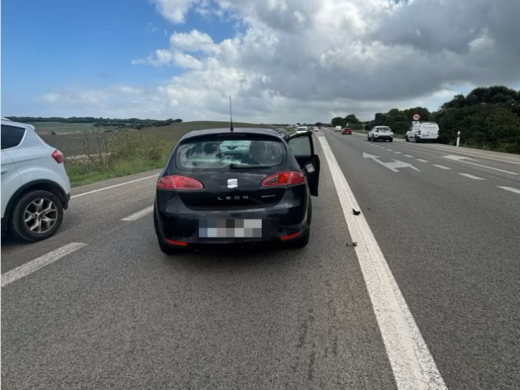 (Fotos) Un aparatoso accidente en la ME-1 se salda sin heridos graves