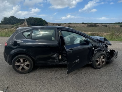 (Fotos) Un aparatoso accidente en la ME-1 se salda sin heridos graves