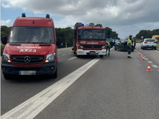 (Fotos) Un aparatoso accidente en la ME-1 se salda sin heridos graves