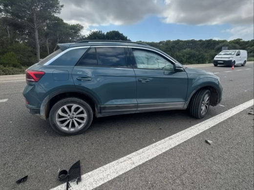 (Fotos) Un aparatoso accidente en la ME-1 se salda sin heridos graves