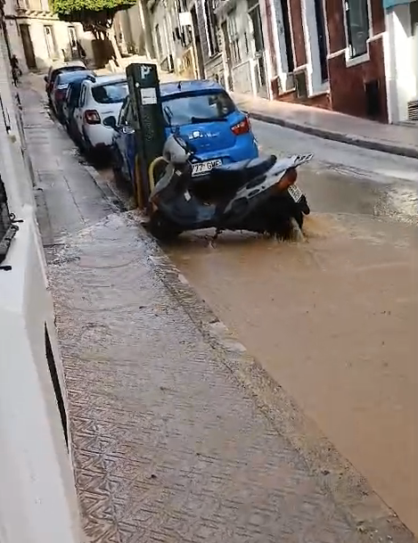 Fuga de agua en el  Carrer Costa d'en Deia.