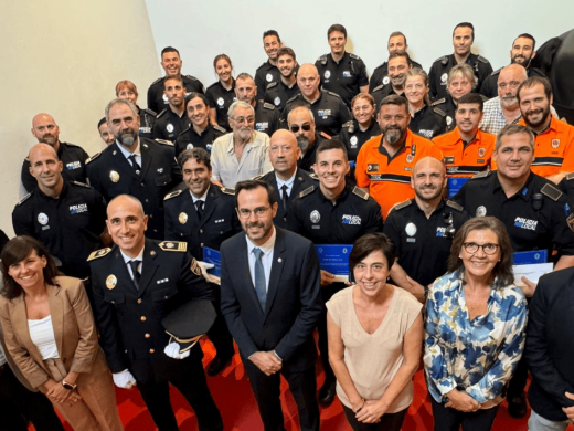 (Fotos) Maó rinde homenaje a 19 agentes de la Policía Local y a Protección Civil