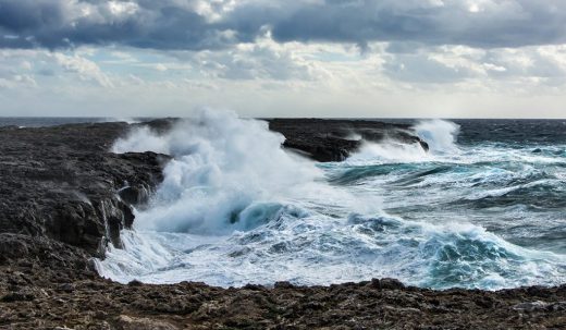 Olas de hasta 5 metros y viento del norte de 60 km/h provocan aviso naranja en Menorca.