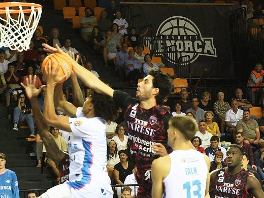 (Fotos) El Hestia Menorca planta cara a un histórico del baloncesto italiano