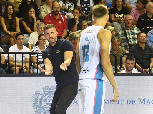 (Fotos) El Hestia Menorca planta cara a un histórico del baloncesto italiano