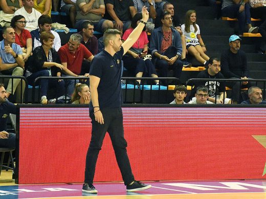 (Fotos) El Hestia Menorca planta cara a un histórico del baloncesto italiano