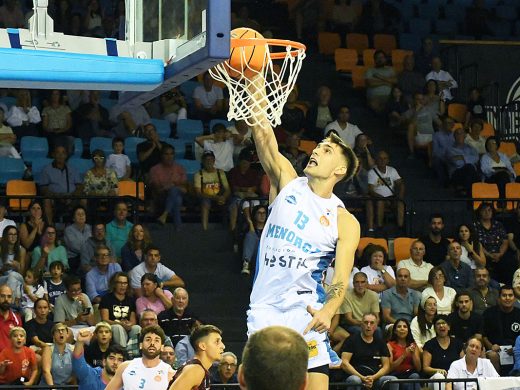 (Fotos) El Hestia Menorca planta cara a un histórico del baloncesto italiano