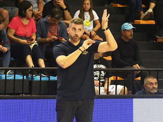 (Fotos) El Hestia Menorca planta cara a un histórico del baloncesto italiano