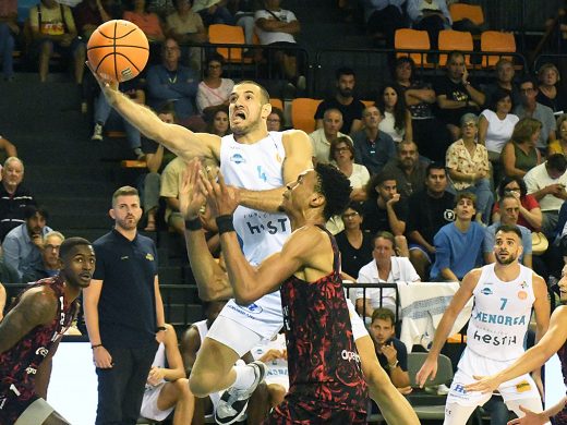 (Fotos) El Hestia Menorca planta cara a un histórico del baloncesto italiano