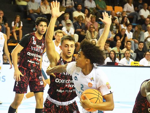 (Fotos) El Hestia Menorca planta cara a un histórico del baloncesto italiano