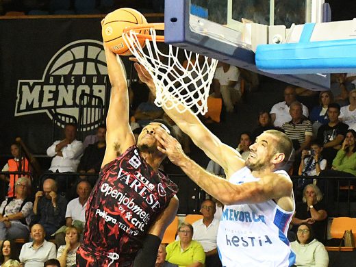 (Fotos) El Hestia Menorca planta cara a un histórico del baloncesto italiano