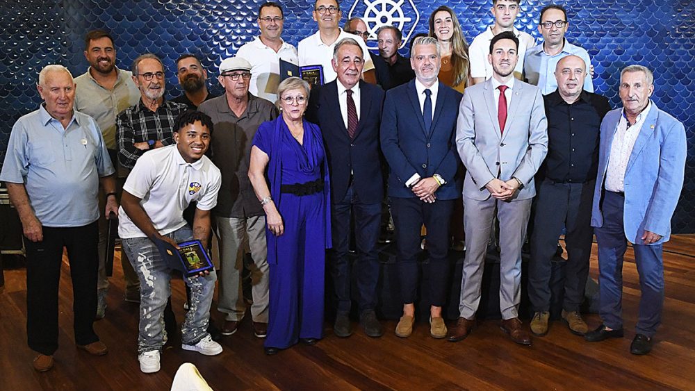 Foto de familia de Horrach con los premiados (Fotos: Tolo Mercadal)