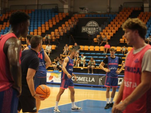 (Fotos) El Hestia Menorca estrecha lazos con su afición en un entrenamiento a puerta abierta