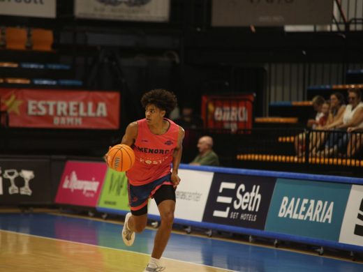 (Fotos) El Hestia Menorca estrecha lazos con su afición en un entrenamiento a puerta abierta