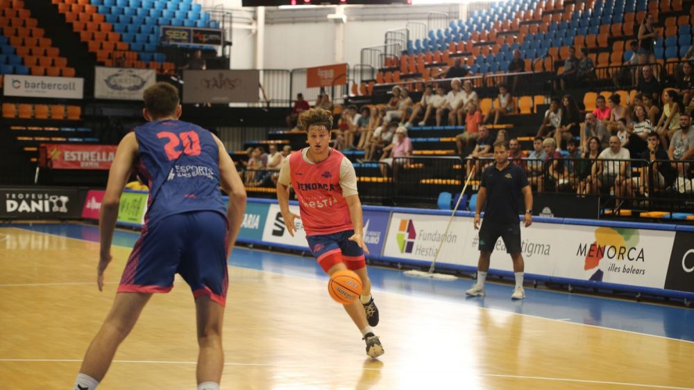 Los aficionados del Hestia Menorca disfrutaron de un entrenamiento abierto en el Pavelló Menorca.