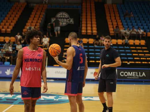 (Fotos) El Hestia Menorca estrecha lazos con su afición en un entrenamiento a puerta abierta