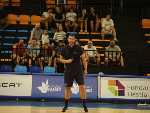 (Fotos) El Hestia Menorca estrecha lazos con su afición en un entrenamiento a puerta abierta