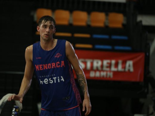 (Fotos) El Hestia Menorca estrecha lazos con su afición en un entrenamiento a puerta abierta