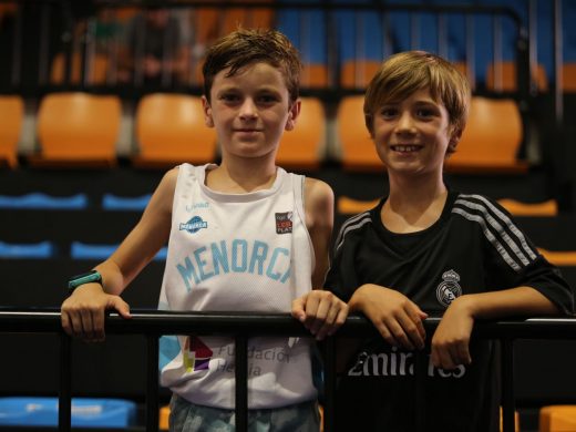 (Fotos) El Hestia Menorca estrecha lazos con su afición en un entrenamiento a puerta abierta