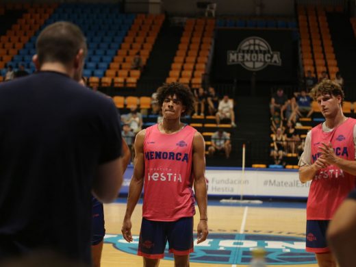 (Fotos) El Hestia Menorca estrecha lazos con su afición en un entrenamiento a puerta abierta