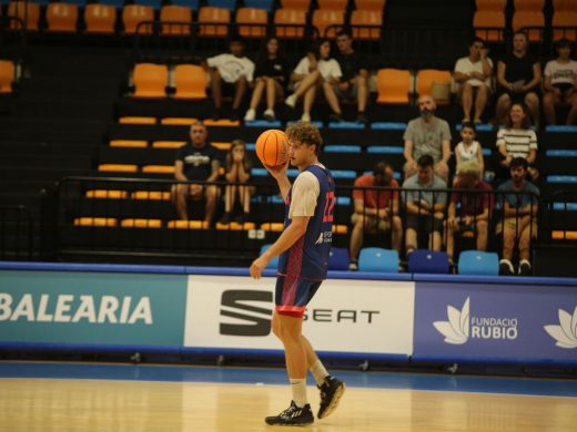 (Fotos) El Hestia Menorca estrecha lazos con su afición en un entrenamiento a puerta abierta