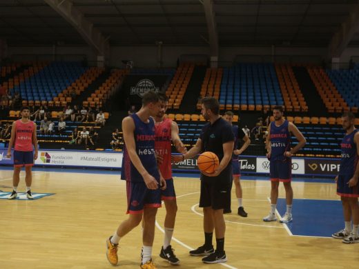 (Fotos) El Hestia Menorca estrecha lazos con su afición en un entrenamiento a puerta abierta