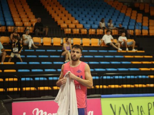 (Fotos) El Hestia Menorca estrecha lazos con su afición en un entrenamiento a puerta abierta