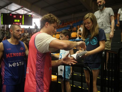 (Fotos) El Hestia Menorca estrecha lazos con su afición en un entrenamiento a puerta abierta