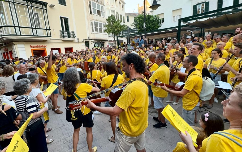 El grupo, en plena actuación (Fotos y vídeo: Tolo Mercadal)